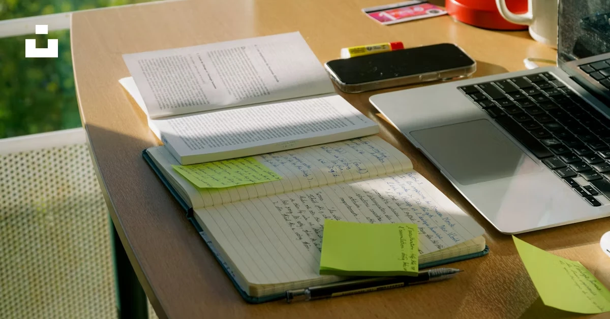 桌面筆電與筆記本，正在安排每週行動