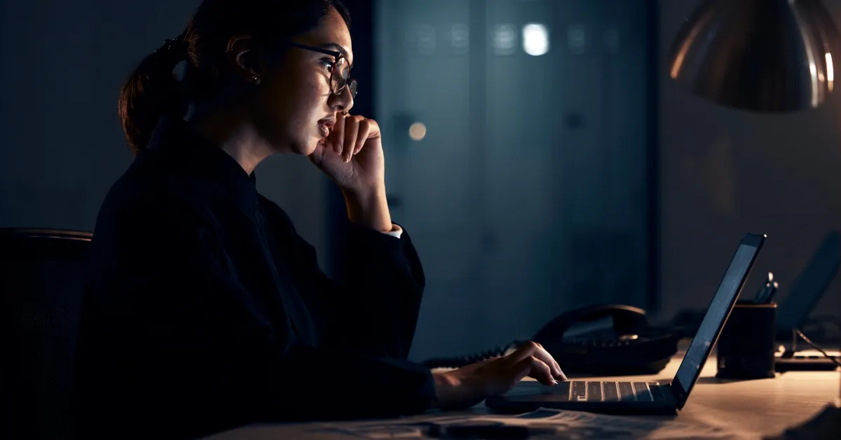 夜晚使用筆電專注工作，建立副業的固定時段