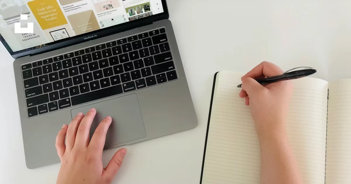 在筆電旁寫下增收計畫的筆記本