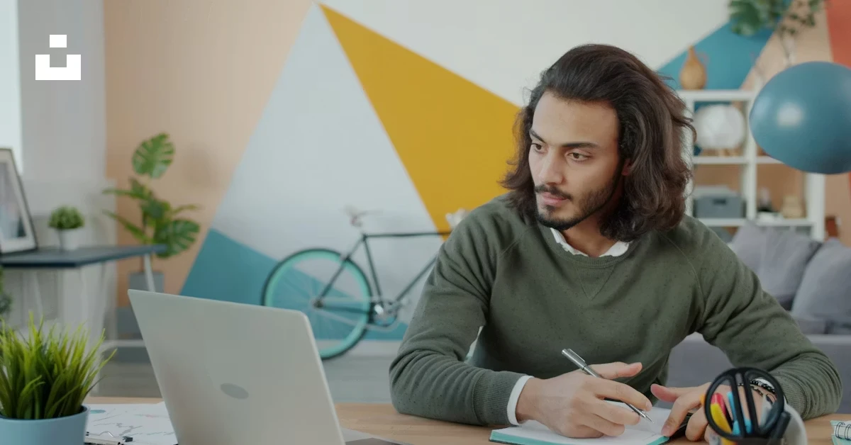 在桌前工作並做筆記，整理可量化成果